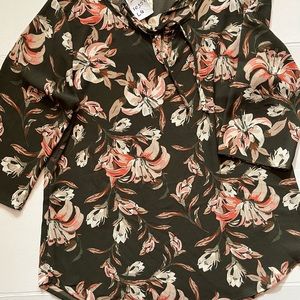 NWT Floral tie-neck too, Sz L